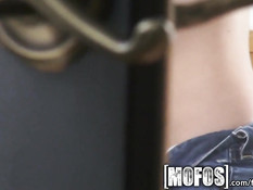 Парень дал девчонке отсосать и насадил её на возбуждённый член