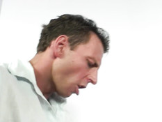 Шикарная сисястая женщина занимается сексом с атлетичным парнем