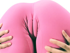 Гибкая девушка в розовых лосинах показывает свою сладкую киску