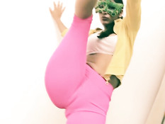 Гибкая девушка в розовых лосинах показывает свою сладкую киску