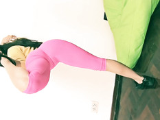 Гибкая девушка в розовых лосинах показывает свою сладкую киску