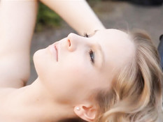 Обнажённая блондиночка позирует у мотоцикла в HD порно ролике