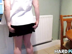 Жена раздевается и показывает большие сиськи и выбритую киску