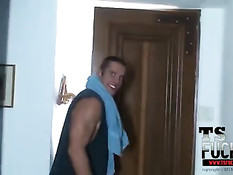 Транссексуал в чулках дрочит член и даёт парню оттрахать в анус