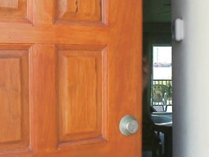 Красивый светловолосый транс показывает сиськи и дрочит пенис