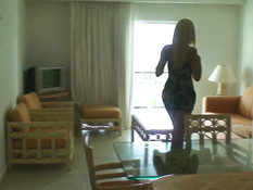 Красивый светловолосый транс показывает сиськи и дрочит пенис