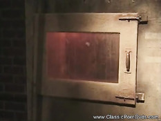 Мужчина за решёткой оттрахал страстную блондинку в ретро порно