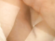 Свингеры делают куннилингус и под музыку трахаются на кровати