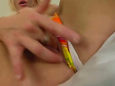 Светловолосая американка с большой грудью трахается на кровати