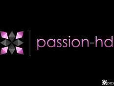 Грудастая девушка с пирсингом пупка August Ames скачет на члене