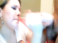 Девчонка крупным планом делает парню минет и снимает на камеру