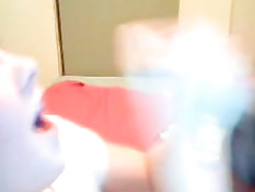 Девчонка крупным планом делает парню минет и снимает на камеру