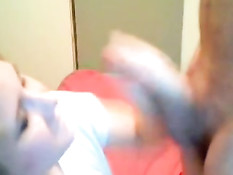 Девчонка крупным планом делает парню минет и снимает на камеру