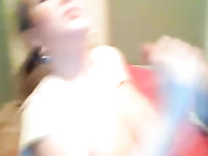 Девчонка крупным планом делает парню минет и снимает на камеру