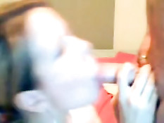 Девчонка крупным планом делает парню минет и снимает на камеру