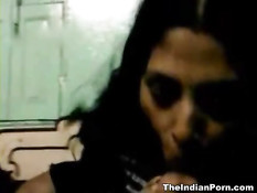 Парень снимает на телефон, как подружка дрочит и отсасывает член