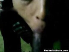 Парень снимает на телефон, как подружка дрочит и отсасывает член