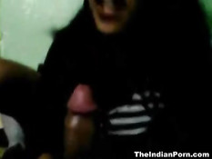 Парень снимает на телефон, как подружка дрочит и отсасывает член