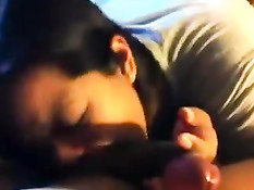 Мужик снимает на видеокамеру, как жена делает ему сладкий минет