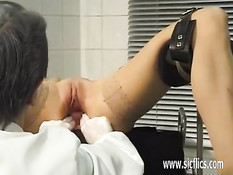 Секс рабыню привязали к креслу и сделали вагинальный фистинг