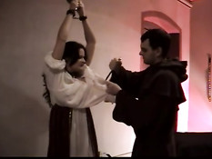 Монахи привязали к потолку грудастую ведьму и оттрахали рачком