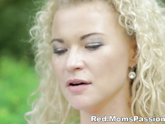 Романтичная блондинка занимается сексом с парнем в лесу на траве