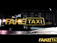 Брюнеточка в стрингах отсасывает и трахается на заднем сиденье