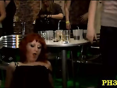 Перевозбудившиеся девчонки трахаются с парнями в ночном клубе