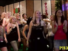 Перевозбудившиеся девчонки трахаются с парнями в ночном клубе