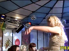 Перевозбудившиеся девчонки трахаются с парнями в ночном клубе