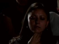 Возбуждённая молодёжь занимается публичным сексом в кинотеатре