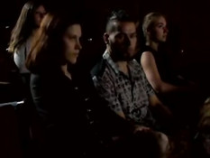 Возбуждённая молодёжь занимается публичным сексом в кинотеатре