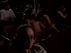 Возбуждённая молодёжь занимается публичным сексом в кинотеатре