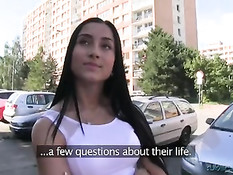 Юная брюнетка в облегающем платье отсасывает и ебётся на улице
