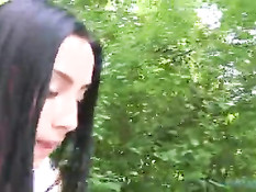 Юная брюнетка в облегающем платье отсасывает и ебётся на улице