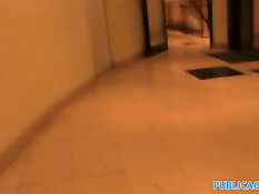 Девушка с длинными волосами отсасывает и трахается в позе раком