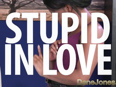 Симпатичная мулатка отсасывает белому пареньку и садится сверху