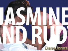 Симпатичная мулатка отсасывает белому пареньку и садится сверху