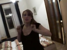 Беременная девушка принимает душ и трахается на столе в кухне