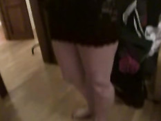 Беременная девушка принимает душ и трахается на столе в кухне