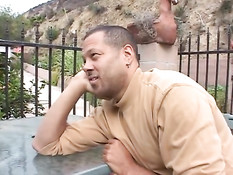 Возбуждённые мужчины втроём ебут конопатую девку с пирсингом