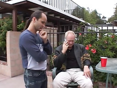 Возбуждённые мужчины втроём ебут конопатую девку с пирсингом