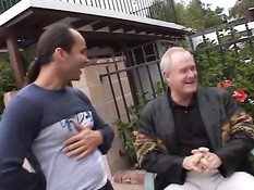 Возбуждённые мужчины втроём ебут конопатую девку с пирсингом