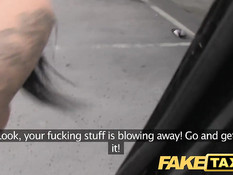 Девчонка с татуировками легко соглашается отсосать водителю член