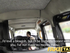 Девчонка с татуировками легко соглашается отсосать водителю член