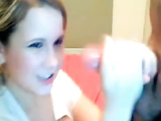 Молодая жена с большим удовольствием отсасывает и дрочит член