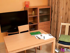 Испанская женщина приглашает парня на порно кастинг и сосёт член