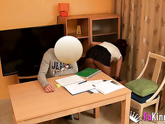 Испанская женщина приглашает парня на порно кастинг и сосёт член