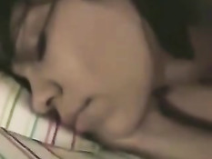 Парень оттрахал сверху спящую молодую брюнетку и кончил в лицо