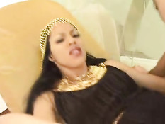 Мужик оттрахал молодую арабскую девчонку и залил спермой лицо